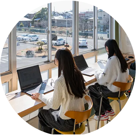 女性も安心の環境の学習風景
