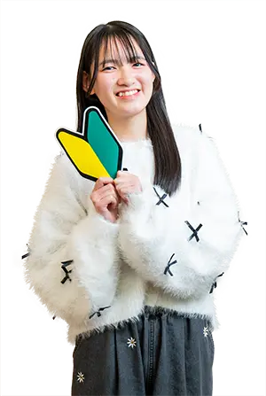 初心者マークを持つ女性
