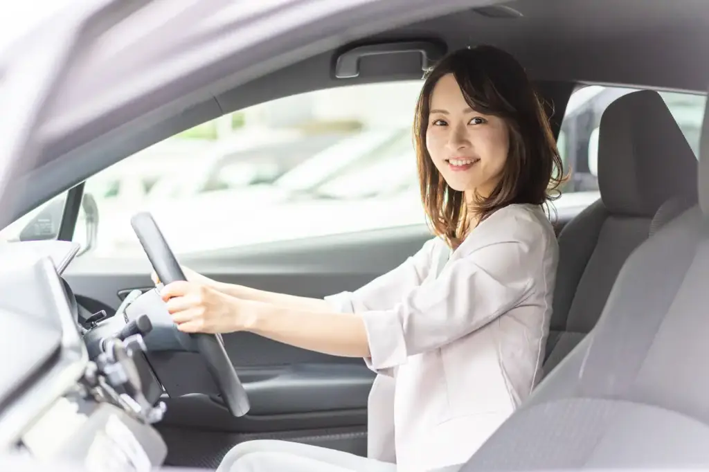 ペーパードライバー教習を受ける女性