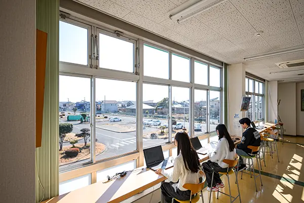 くつろぎカウンター2階で勉強する生徒