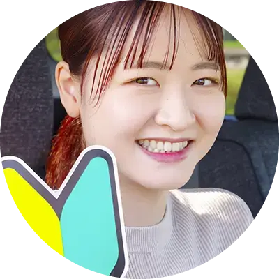 初心者マークを持つ女性