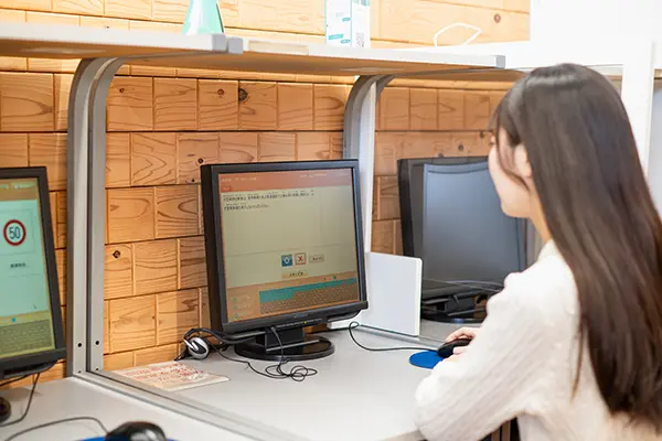 学科学習システム(ムサシ)で学習する女性と